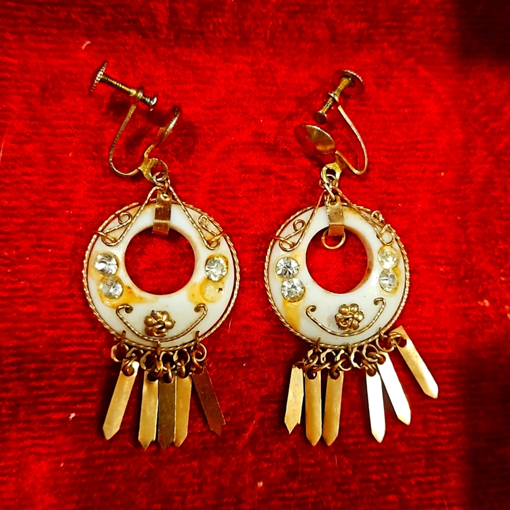 Vintage 1940s Screw back earrings